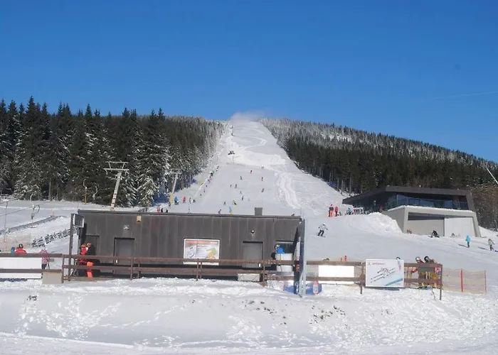 Schronisko Pttk <na Przeleczy Okraj< * Kowary